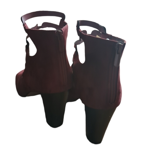 Torrid wine merlot Office Siren vegan suede strappy birdcage dress sandals. 9W - Picture 5 of 13